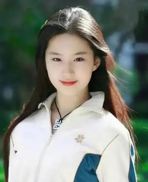 刘亦菲15岁快本旧照曝光,网友惊呼:这才是真正的"颜值巅峰"吧