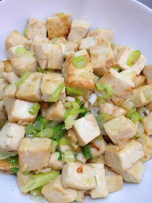 p>炒豆腐是一道常见的传统家常名菜,其主料是 a href="#" data-lemma