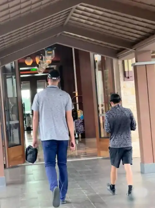 偶遇易建联张一山##易建联张一山身高差