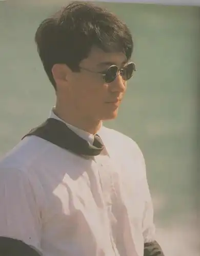 即便是在长相出众的四大天王中,黎明也被称为"最帅美男子",身上即拥有