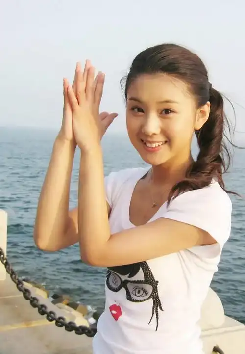 演员王雷数年磨一剑爆红后娶李小萌婚姻甜如蜜糖