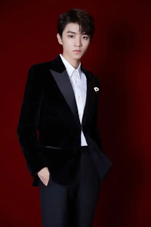王俊凯黑色西装酷帅写真图片24