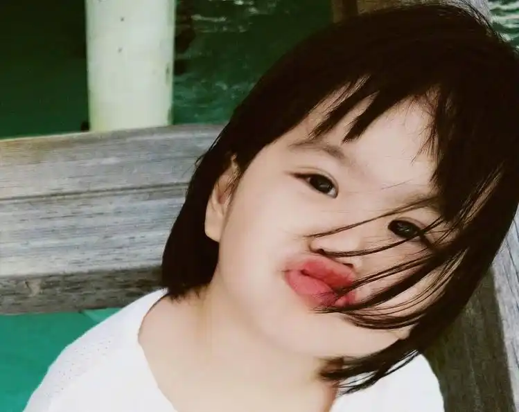 包贝尔女儿长大了!嘟嘴卖萌尽显可爱,而这一点却让网友担忧