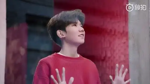 [王源][新闻]190130 红衣王源新春宣传 修长手指攫获人心