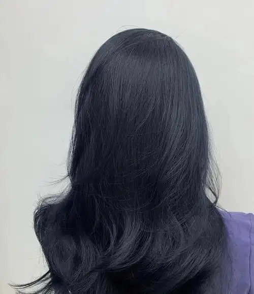 蓝黑色其实就是黑色中带点蓝色调的染发颜色～这种颜色在室内的时候