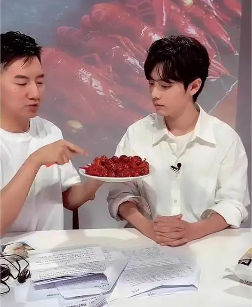 肖战公益直播太高能!在线教学吃虾做菜一条龙,美食大厨样样行