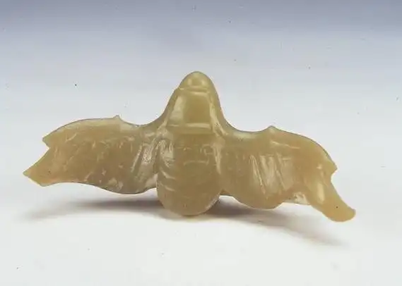 p>玉飞鹰是新石器时代石家河文化晚期玉器,高1.9,双翅宽4.