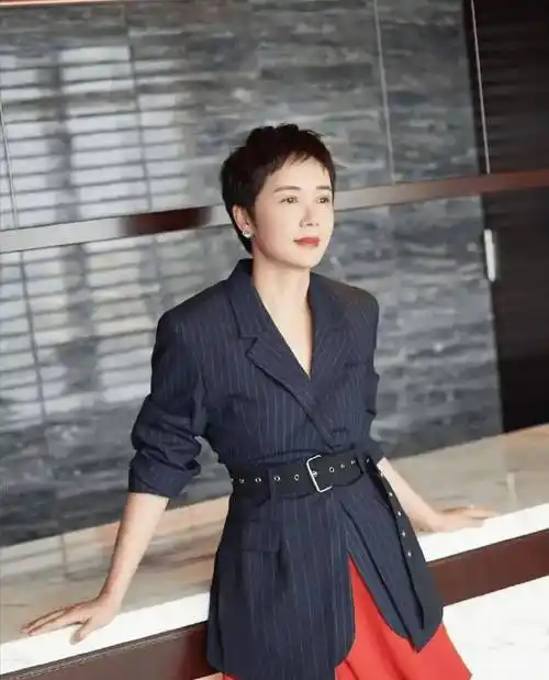 蒋雯丽自带"高级"气质,一袭小黑裙配利落短发,高贵不说还优雅_女性_经