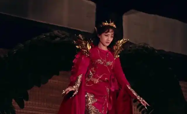 《半妖倾城》中的李一桐成为万妖之王后,长着双翼,霸气十足.