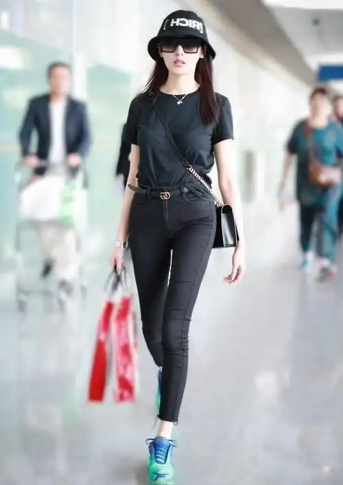 张天爱穿衣时尚又亮眼短款上衣搭配牛仔破洞裤高级感十足