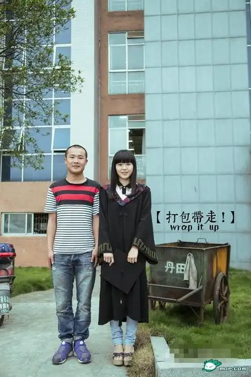 大学男生光棍四年 拍个性毕业照与全校百余女生合影时间:2015-05-25