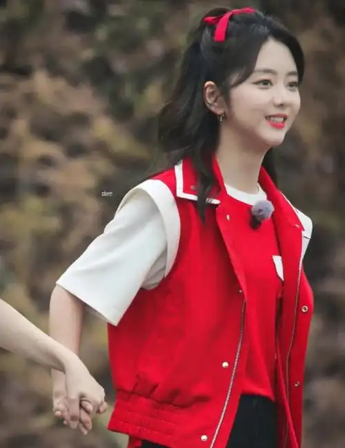 谭松韵|《奔跑吧》谭松韵和杨颖同框,差距一目了然,确定两人只差一岁?