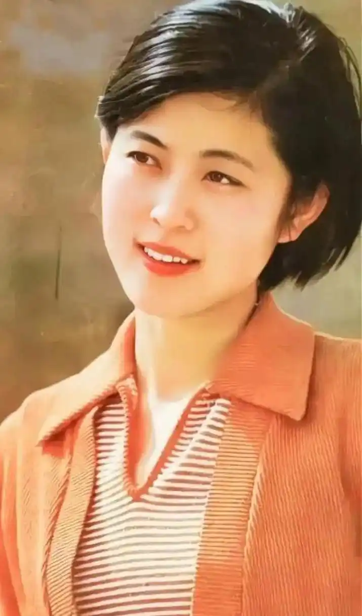 不得不说倪萍年轻时是真的漂亮,肤白貌美大长腿,尤其是最后一张照片