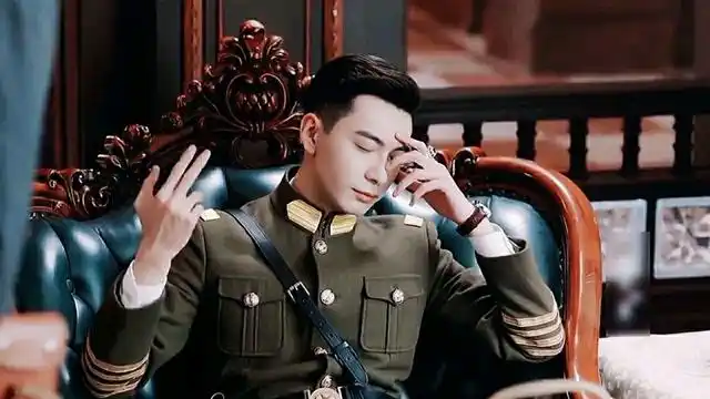 一见倾心陈星旭的军装好帅啊他好适合谭玹霖这个角色
