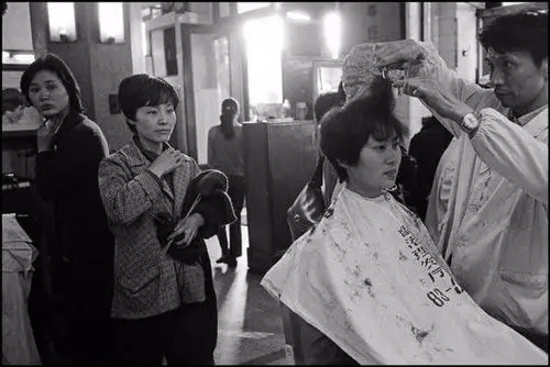 外国记者拍摄的上世纪八十年代的理发店,女人在烫头发