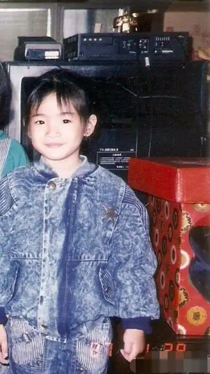 但其实,林依晨她的家境在她小时候的时候并不是那么的富足,她是一个