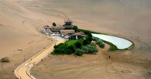 下一页 作品名称: 最美沙漠月亮湖  作品描述:   拍摄地点: 甘肃敦煌