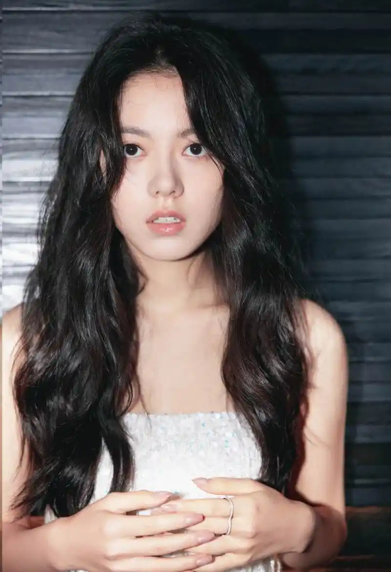 赵今麦白色流苏抹胸裙造型写真