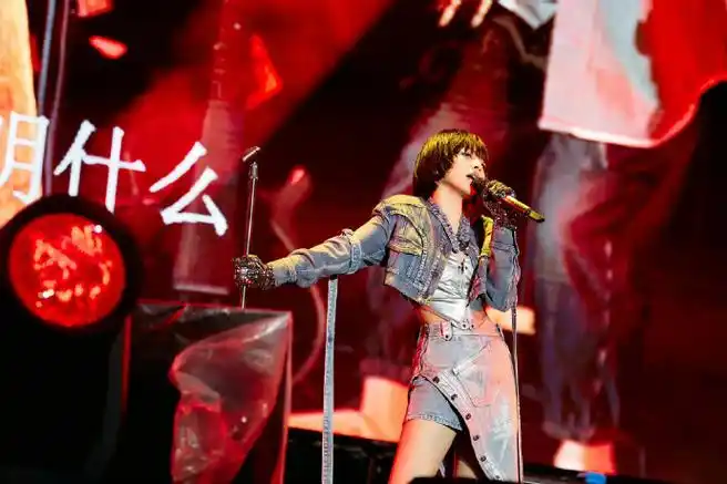 刘惜君齐刘海短发