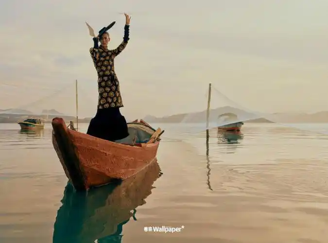 刘雯再次展现她卓越的时尚表现力,独特的气质与海边的余晖相得益彰