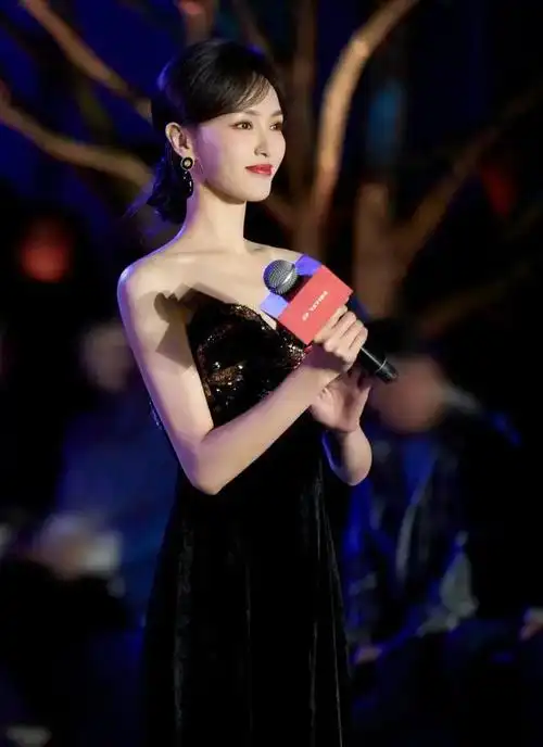 唐嫣最新活动高清美图来袭一身黑色流苏连衣裙优雅美丽