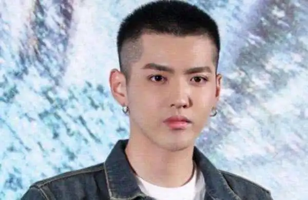 上图是彭于晏,看到平头的造型很帅,很有男人味.