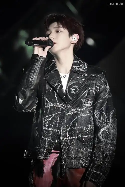 【王源喉结杀】  精品喉结与绝美声线的契合,少年的嗓子一定是被