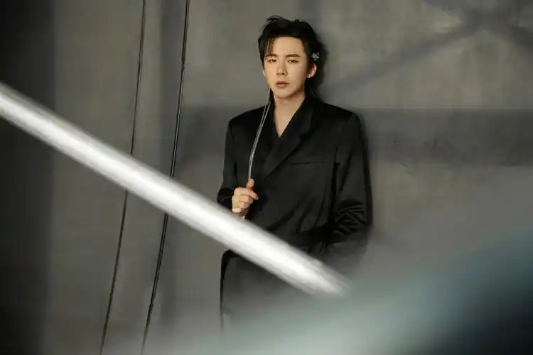 刘宇宁最新写真大片,墨绿色西装造型酷帅端庄……_高清图集_新浪网