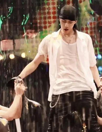 王一博脚伤燃炸水舞台,湿身连震魅力十足,同晚《快本》形成对比