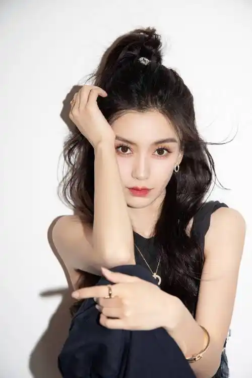 angelababy最新写真美照,身穿黑色露肩背心搭配工装裤,活力酷飒 –第