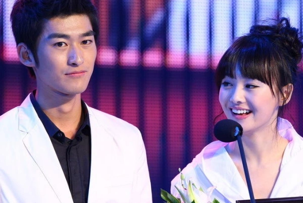 张翰跨年文案引发关注,微博评论区"沦陷",网友:要上演"世纪复合"?