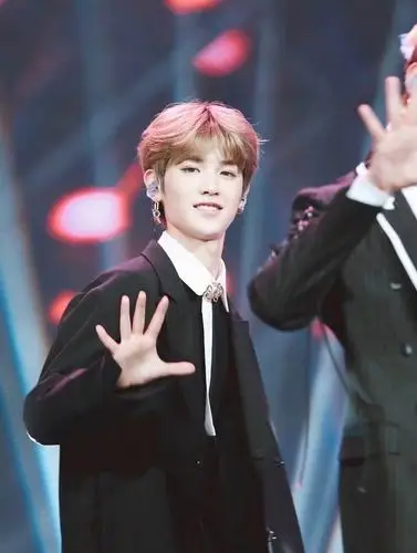 黄明昊黄发来袭