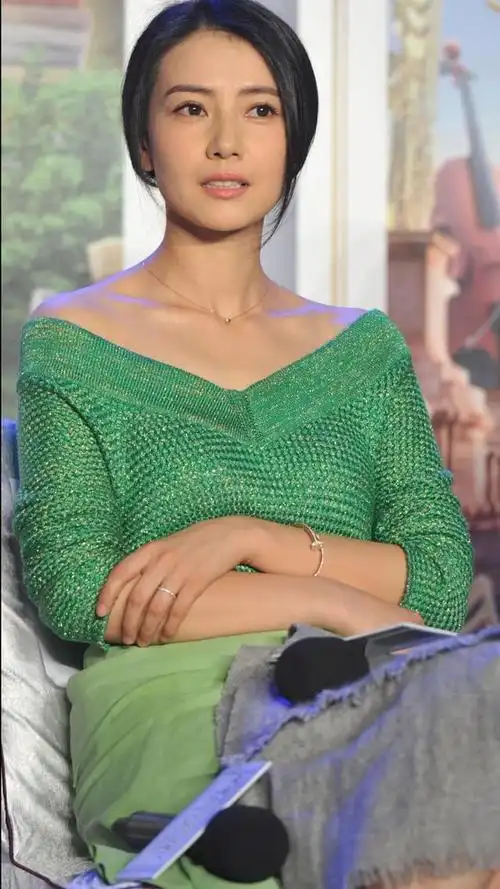 高圆圆穿露肩上衣锁骨太美了!配绿色半身裙,扎低马尾简约更显贵