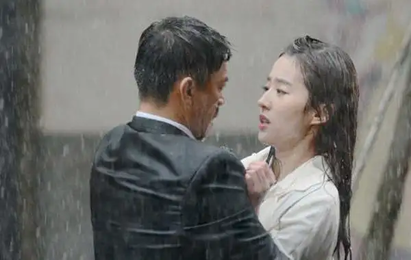 《露水红颜》发布剧照 刘亦菲王学兵雨中热吻