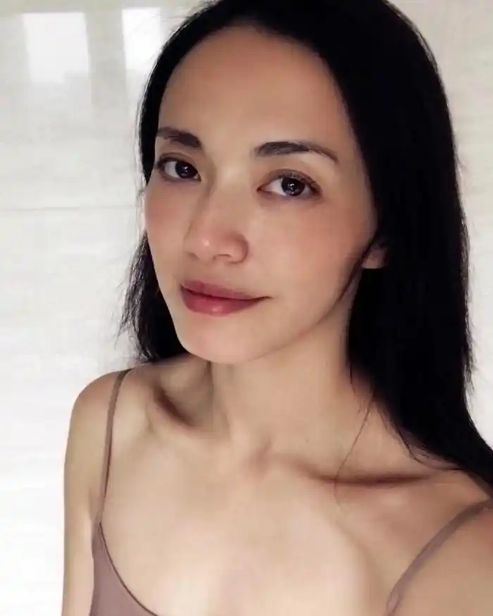 38岁的姚晨素颜照,网友:太普通了像路人甲