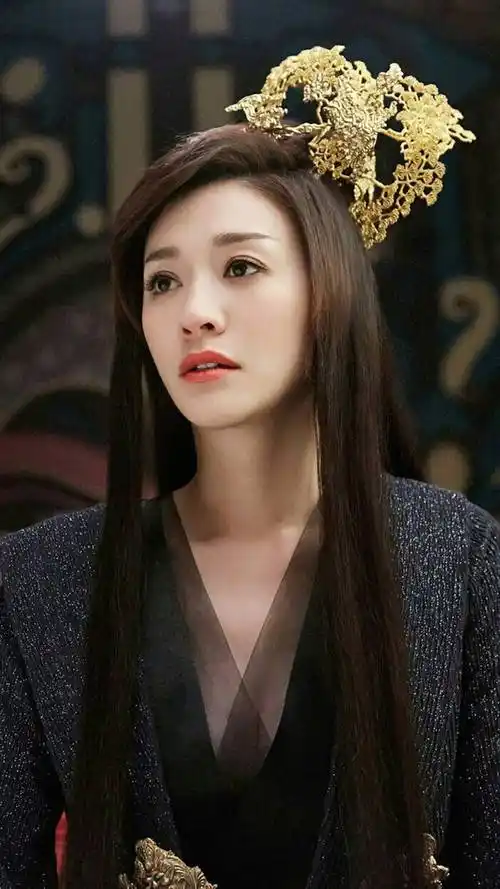 李小冉"肉弹"旧照被赞,抹胸长裙遮不住,曾遭渣男男友威胁4年_徐佳宁