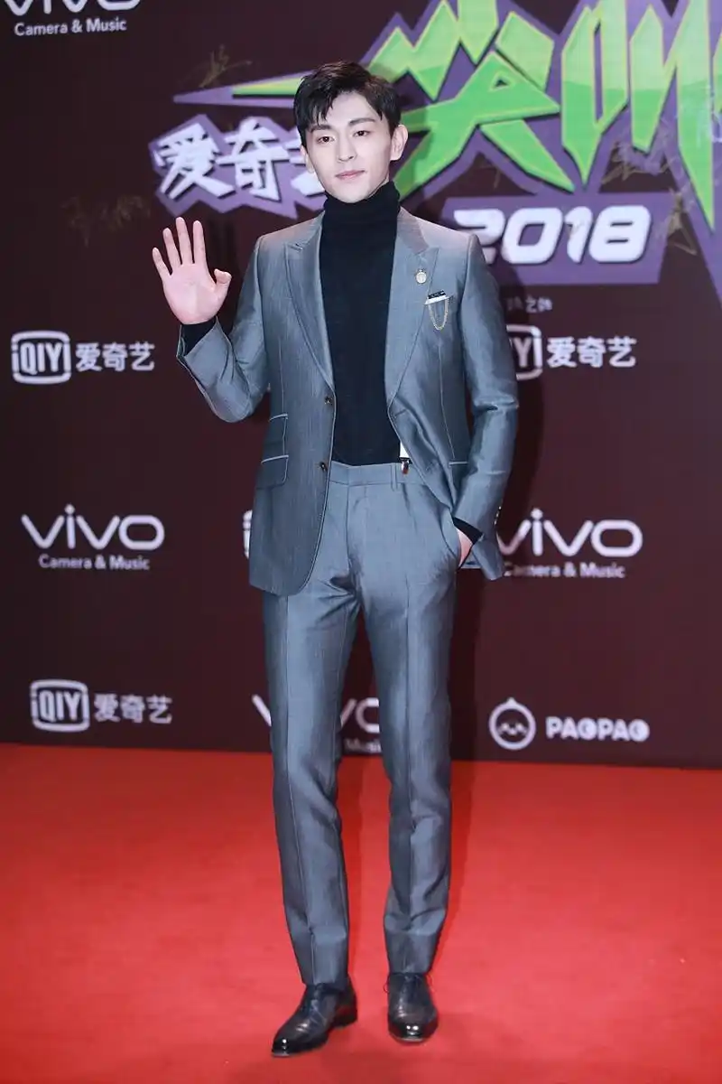 邓伦1992年出生在河北石家庄,2012年开始演艺事业,凭借帅气的外貌和