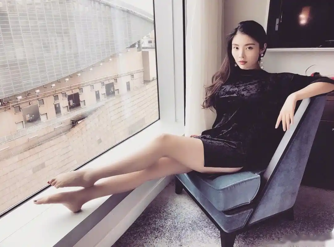 从小就被说腿不好看, 谁知道… 现在晒着晒着