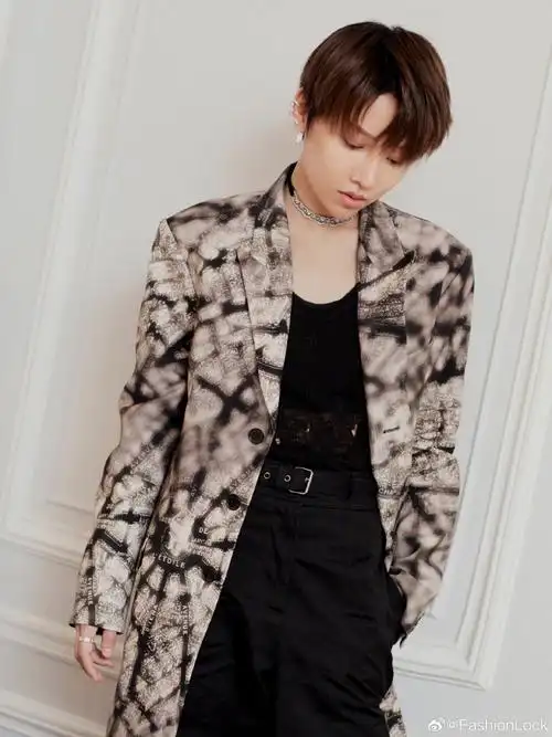 刘雨昕巴黎夜幕电影感大片##刘雨昕巴黎时装周看秀