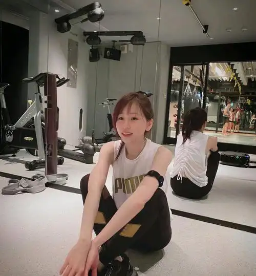 38岁的王心凌太厉害了,"男人汗衫"也穿出了高级感,这气质绝了_手机