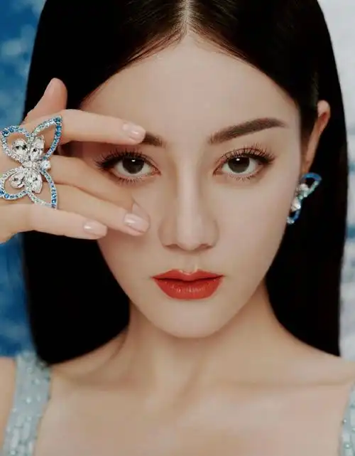 迪丽热巴中分黑长直