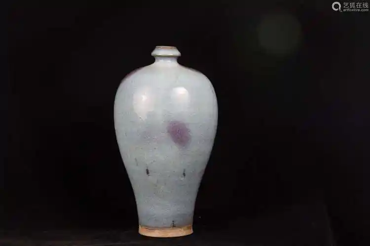 足根平切无釉,余施满釉,釉层匀净,釉汁乳浊,釉色天青,红斑艳丽,钧窑