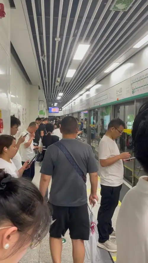 郑州持续暴雨天气,地铁五号线挤满了人,还是坐地铁最安全