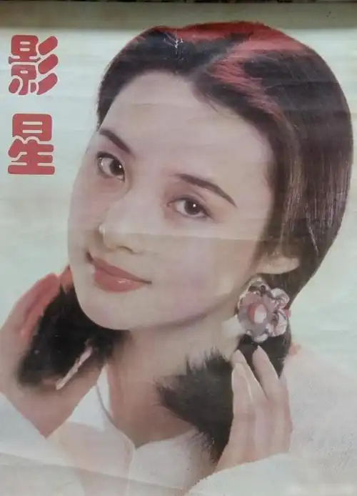 琼瑶当年就是偶然看到蒋勤勤20岁出头的杂志照片,才一眼相中她