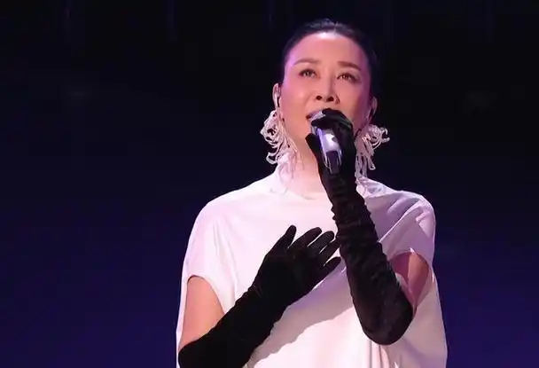 那英在舞台上飙泪是高级唱法?11年前,她对姚贝娜说的不是这样!