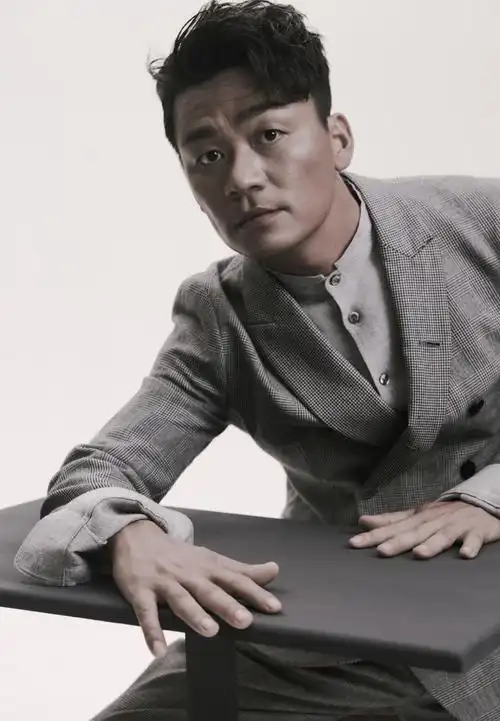 王宝强写真大片曝光西装革履帅气有型