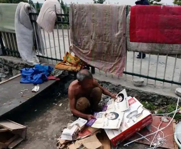 70岁老人有儿有女有养老金,却流浪独居桥下15年