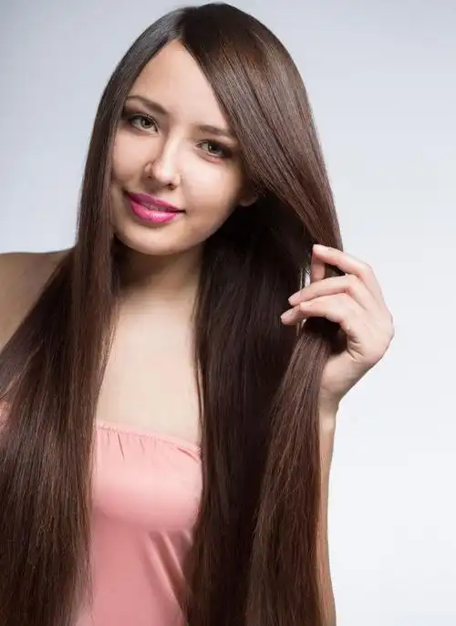 正在捋头发的年轻的长发美女