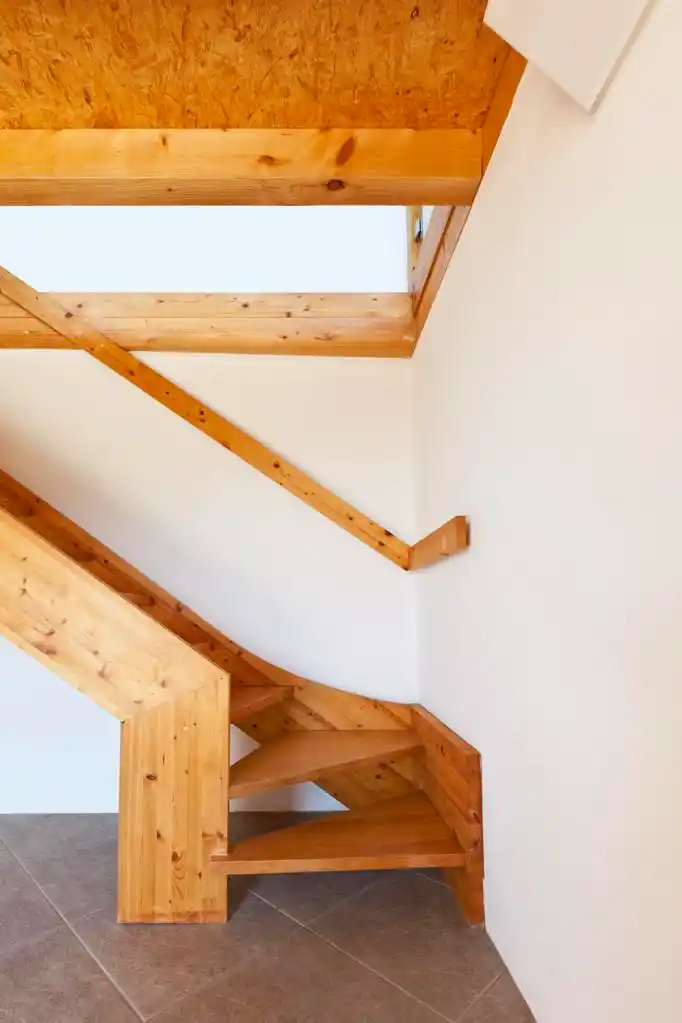 木楼梯,农村家庭室内的木制楼梯