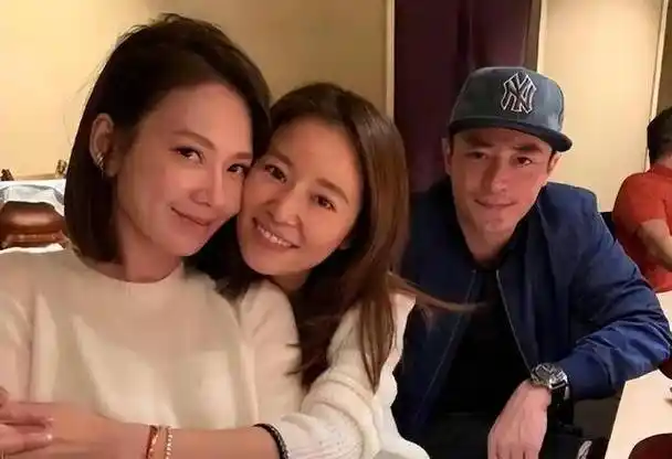 林心如与霍建华高调庆生素颜穿毛衣好减龄48岁被宠上天太幸福